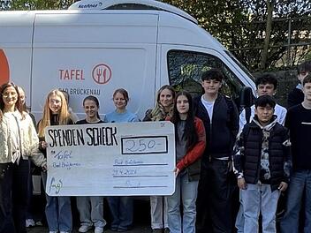 Strahlende Gesichter bei der Spenden&uuml;bergabe von 250 Euro an die Tafel Bad Br&uuml;ckenau e.V.