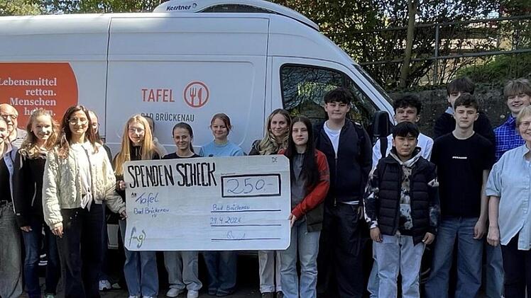 Strahlende Gesichter bei der Spenden&uuml;bergabe von 250 Euro an die Tafel Bad Br&uuml;ckenau e.V.