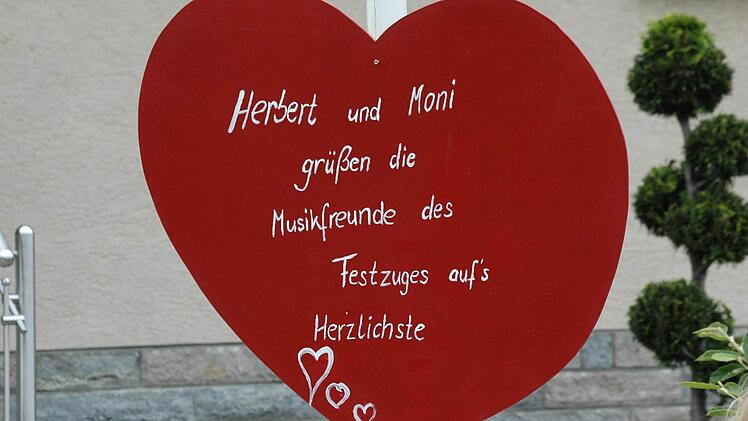 Eine liebevolle Begrüßung am Straßenrand