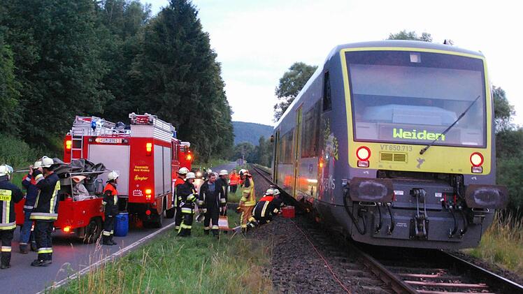 Ein heute 41-Jähriger hatte im Juli 2012 den unbeschrankten Bahnübergang beim Trebgaster Sportgelände bei Rot überfahren und war von einer Regionalbahn erfasst worden. Nach dem Unfall waren zahlreiche Helfer im Einsatz. Fotos: Archiv/Dieter Hübner