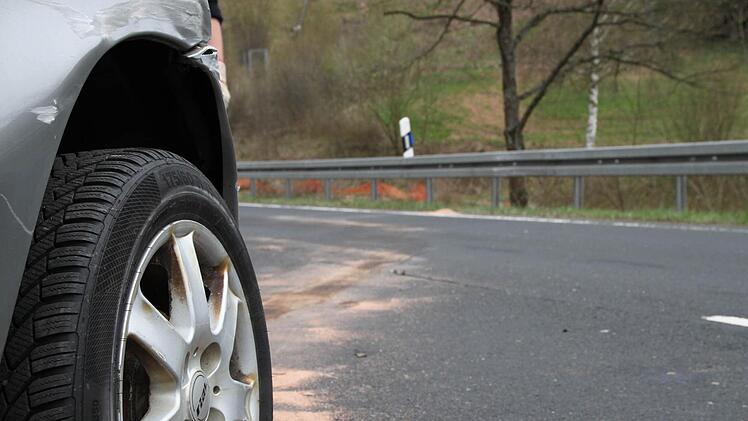 Von dort ging es gegen die gegenüber liegende Leitplanke, wo das Auto schließlich stehen blieb.