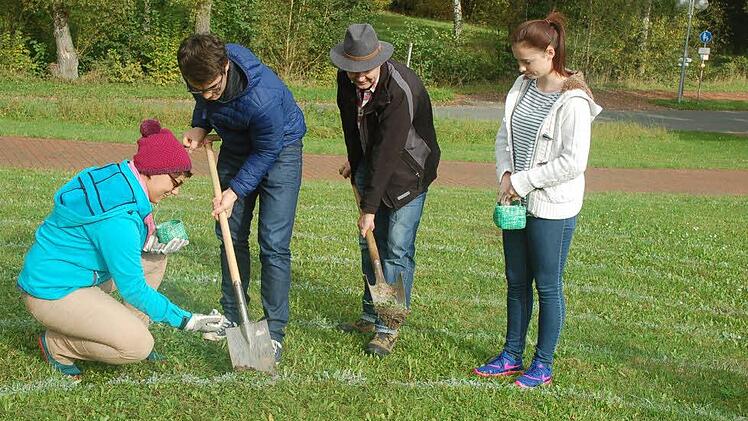 Viele kleine Zwiebeln sind anlässlich des 25jährigen Geburtstages des Kurparks in die Erde gesetzt worden. Von links: Senta und Gabriel Möbus, Udo Trier und Katharina Püls.