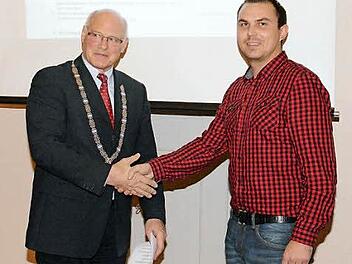 Bürgermeister Wolfgang Borst (links) vereidigte Philipp Schubart (rechts) als neuen Stadtrat. Foto: Gerhard Schmidt