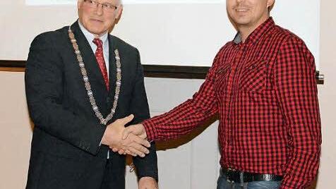 Bürgermeister Wolfgang Borst (links) vereidigte Philipp Schubart (rechts) als neuen Stadtrat. Foto: Gerhard Schmidt
