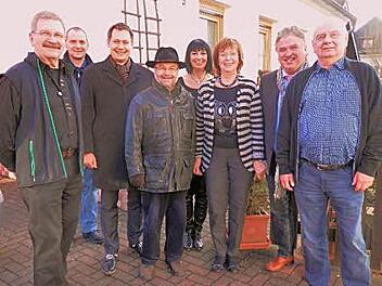 75. Geburtstag im Hause Madl. Unser Bild zeigt (von links) Ehemann Sepp Madl, Michael Lanzendorfer, Bürgermeister Roland Wolfrum, Pfarrer Wolfgang Eßel, Schwester Hermanita Espig, Jubilarin Hilde Madl, Landrat Klaus Peter Söllner und Klaus Göldel. Foto: Klaus-Peter Wulf