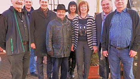 75. Geburtstag im Hause Madl. Unser Bild zeigt (von links) Ehemann Sepp Madl, Michael Lanzendorfer, Bürgermeister Roland Wolfrum, Pfarrer Wolfgang Eßel, Schwester Hermanita Espig, Jubilarin Hilde Madl, Landrat Klaus Peter Söllner und Klaus Göldel. Foto: Klaus-Peter Wulf