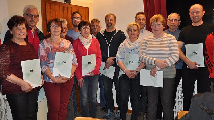 Die Urkunde und die DJK-Treuenadel in Gold wurde für 40-jährige Mitgliedschaft verliehen an (v.l.n.r.:) Ilse Bug, Hermann Kraus, Alice Morshäuser, Edith Breitenbach, Armin Heurich, Gerlinde Belz, Kuno Jahn, Georg Schneider, Marga Bug, Klaus Bauer, Gisela Henkel, Gerd Hübner und Joachim Bauer. Foto Petra Heurich