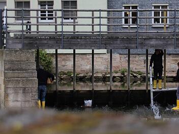 Bei "Kronach leuchtet 2016" war das blau angestrahlte Steinwehr vor dem Stadtaufbau ein Hingucker. Auf Initiative von Winfried Lebok wurde gestern von der Firma Illumics eine vergleichbare Beleuchtung installiert. Foto: Marian Hamacher
