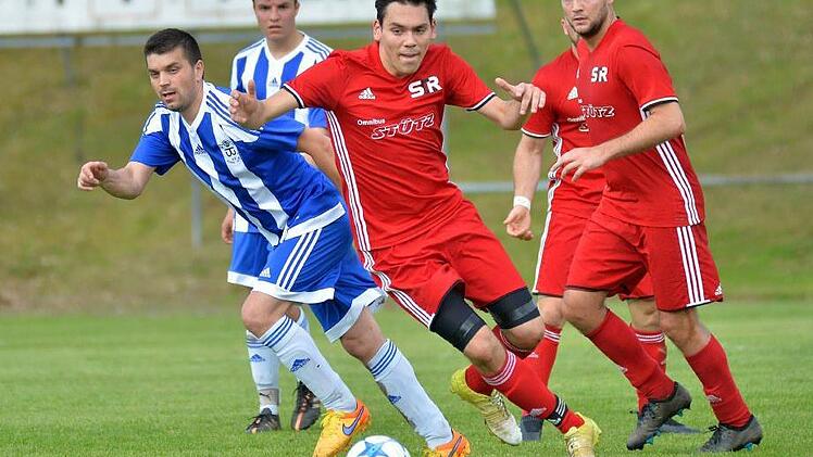 Der SC Reichmannsdorf (rote Trikots) kannte keine Gnade: Durch den 7:0-Sieg beförderte der Meister der Kreisklasse Bamberg 3 den FC Wacker Trailsdorf hinab in die A-Klasse.  Foto: Picturedreams