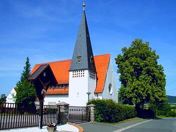Der Gemeindeteil Haig stand im Blickpunkt einer Bürgerversammlung der Gemeinde Stockheim. Überall im Ort wird Wert auf Grün- und Ortsbildpflege gelegt, so wie hier an der St. Anna- Kirche. Foto: K.-H. Hofmann