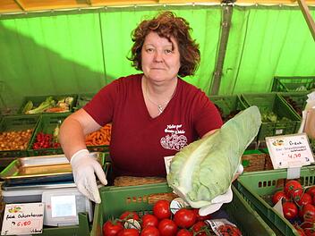 "Die Kunden nehmen  Spitzkohl gern für Kohlrouladen her", sagt Gemüsehändlerin Veronika Schüpferling. Fotos: Waltraud Enkert