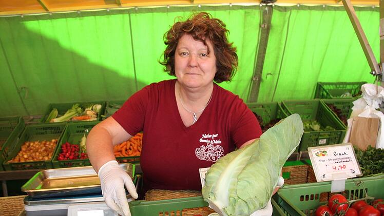 "Die Kunden nehmen  Spitzkohl gern für Kohlrouladen her", sagt Gemüsehändlerin Veronika Schüpferling. Fotos: Waltraud Enkert