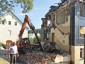 Tettaus B&uuml;rgermeister Peter Ebertsch vor dem Anwesen Friedhofsweg 5, das in diesen Tagen abgebrochen wird.  Foto: privat