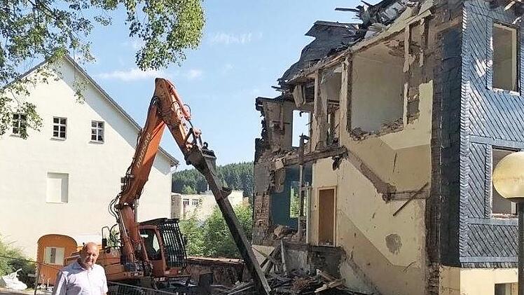 Tettaus B&uuml;rgermeister Peter Ebertsch vor dem Anwesen Friedhofsweg 5, das in diesen Tagen abgebrochen wird.  Foto: privat