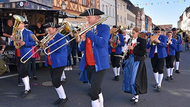 Die Sterzelbacher Musikanten umrahmen auf dem Marktplatz den verkaufsoffenen Sonntag in Haßfurt.   Foto: Ulrike Langer