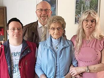 Bei der Gratulation zum 80. Geburtstag von Maria Schneider in Weißenbrunn (v. l.): Sohn Marco Schneider, Bürgermeister Egon Herrmann, Maria Schneider und Tochter Angelika Wechsung Foto: K.- H. Hofmann