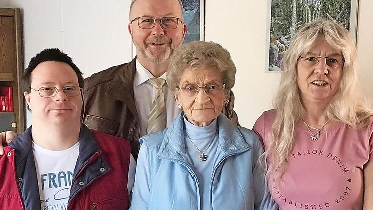 Bei der Gratulation zum 80. Geburtstag von Maria Schneider in Weißenbrunn (v. l.): Sohn Marco Schneider, Bürgermeister Egon Herrmann, Maria Schneider und Tochter Angelika Wechsung Foto: K.- H. Hofmann