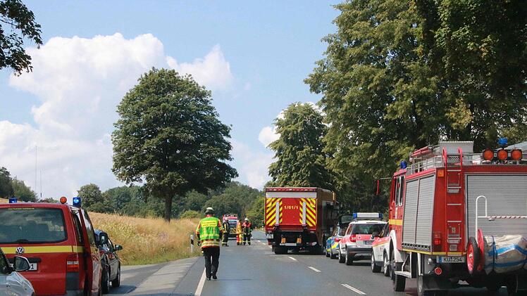 Wegen des Großeinsatzes der Rettungskräfte war die B 85 gesperrt.