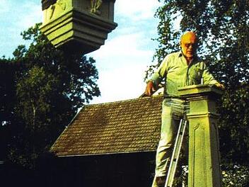 Roland Graf beim Wiederaufbau der Marter in Eila im Jahr 2000. Das Denkmal erinnert an den tragischen Tod eines jungen Burschen aus dem Dorf.Archiv
