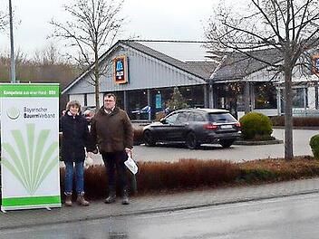 Sie fordern für mehr Tierwohl auch angemessene Preise und protestierten vor der Aldi-Filiale in Stockheim, von links Harald Köppel (BBV-Geschäftsführer Bayreuth-Kulmbach-Kronach), Erwin Schwarz (BBV-Kreisobmann Kronach), Rosa Zehnter (Kreisbäuerin), Gerd Zehnter (VlF).