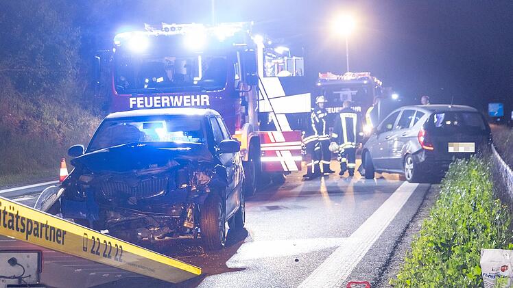 A73 bei Bamberg: Heftiger Auffahr-Unfall f&uuml;hrt zu Sperrung - 19-J&auml;hriger rast in Mercedes-Heck