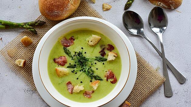 Gr&uuml;ner Spargel ist perfekt, um eine gesunde und leckere Suppe zu zaubern.