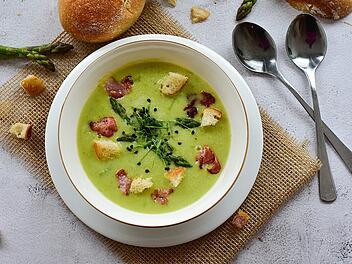 Gr&uuml;ner Spargel ist perfekt, um eine gesunde und leckere Suppe zu zaubern.