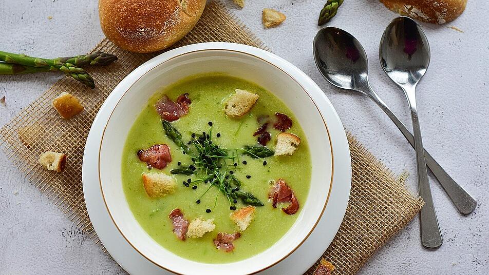 Grüner Spargel ist perfekt, um eine gesunde und leckere Suppe zu zaubern. Grüner Spargel ist perfekt, um eine gesunde und leckere Suppe zu zaubern.