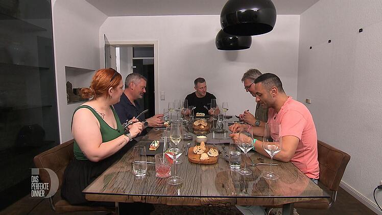 Die Kaviarwaffel mit Lachs-Tatar sieht schon mal sehr vielversprechend aus. Von links: Kira, Sascha, Franky, Andreas und Adib.