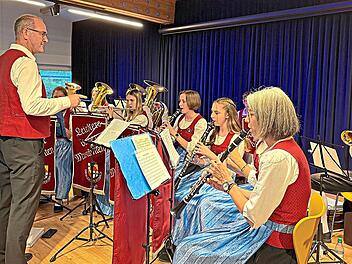 Die Leichtersbacher Musikanten haben im Kurstift ein Herbstkonzert gegeben. Das Programm reichte von traditionellen M&auml;rschen &uuml;ber Polkas bis zu konzertanter Blasmusik. Hans-Karl Diederich
