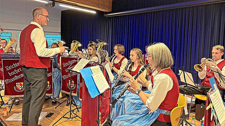 Die Leichtersbacher Musikanten haben im Kurstift ein Herbstkonzert gegeben. Das Programm reichte von traditionellen M&auml;rschen &uuml;ber Polkas bis zu konzertanter Blasmusik. Hans-Karl Diederich