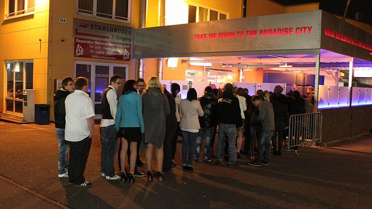 Bereits kurz nach 22 Uhr standen die Besucher Schlange.