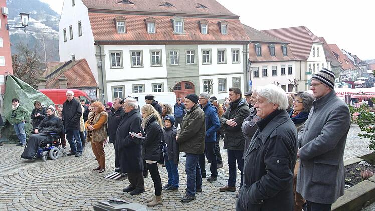 Sonntagfrüh um 11 Uhr am Zeiler Rathaus: Jede Menge Publikum wohnte der feierlichen Enthüllung des Kunstwerks (links) bei.