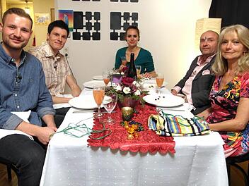 Sie kochen in dieser Woche um den Sieg und um 1500 Euro: (v.li.) Carsten, Alexander, Catalina, Ronald und Vera. Foto: Vox/ITV Studio