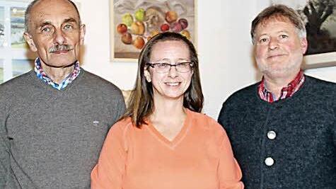 Wurden bei der Mitgliederversammlung der KIS im Amt bestätigt: Vorsitzender Hermann Hacker (links), sein Stellvertreter Joachim Lieb (rechts) und Schriftführerin Adelheid Waschka (Mitte). Foto: Gerda Völk