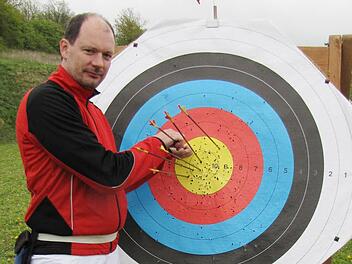 Bemerkenswerte Präzision: Jörg Müller (SSV Nüdlingen) beim Ziehen seiner besten Passe mit 57 von 60 möglichen Ringen. Foto: Manfred Koch