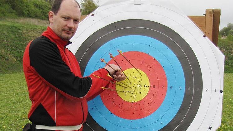Bemerkenswerte Präzision: Jörg Müller (SSV Nüdlingen) beim Ziehen seiner besten Passe mit 57 von 60 möglichen Ringen. Foto: Manfred Koch