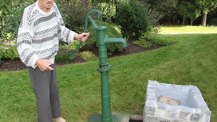 Arno Herold pumpt schon immer das Wasser zum Gartengießen aus seinem Brunnen. Doch dann war eine Dichtung kaputt.