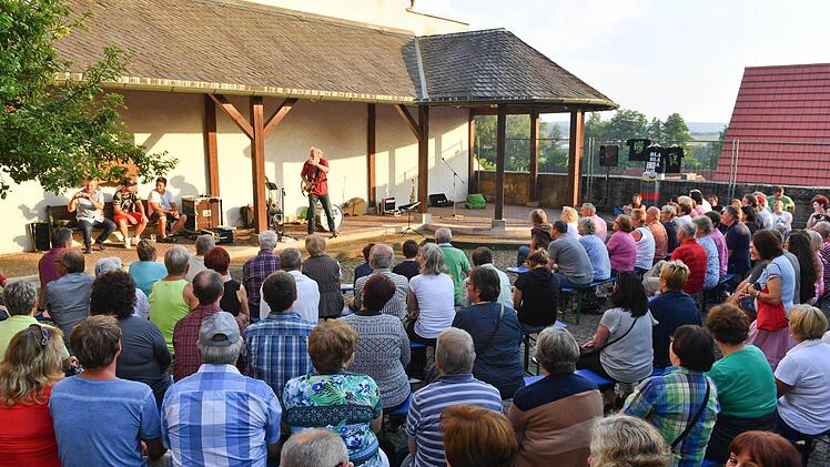 Kabarett stand nur am Samstag im Rathaushof auf dem Programm.Foto: Ronald Rinklef
