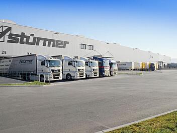 Das große Logistikzentrum in Pettstadt erlaubt der Firma Stürmer ein unvergleichliches Maschinen- und Ersatzteillager. Die Kunden in aller Welt werden von hier aus binnen kürzester Zeit beliefert. Foto: Firmenarchiv