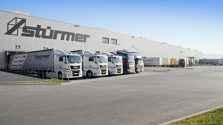 Das große Logistikzentrum in Pettstadt erlaubt der Firma Stürmer ein unvergleichliches Maschinen- und Ersatzteillager. Die Kunden in aller Welt werden von hier aus binnen kürzester Zeit beliefert. Foto: Firmenarchiv