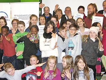 Da kommt Freude auf: Die jungen Preistr&auml;ger samt Initiatoren Foto: p