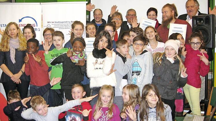 Da kommt Freude auf: Die jungen Preistr&auml;ger samt Initiatoren Foto: p