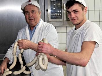 Die Weißwürste sind fertig: Innungsobermeister Robert Schmitt prüft bei Azubi Anton Bauer das Ergebnis.  Foto: Sigismund von Dobschütz