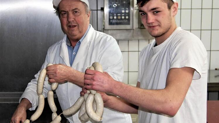 Die Weißwürste sind fertig: Innungsobermeister Robert Schmitt prüft bei Azubi Anton Bauer das Ergebnis.  Foto: Sigismund von Dobschütz