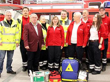 Vertreter der First Responder mit ihrer Ausrüstung (im Anzug Helmut Praus)