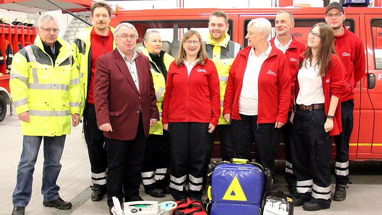 Vertreter der First Responder mit ihrer Ausrüstung (im Anzug Helmut Praus)