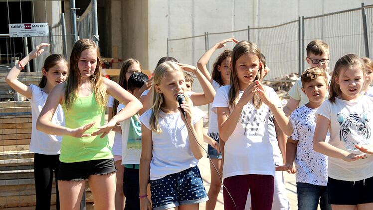 Am Erweiterungsbau der Carl-Platz-Schule wurde Richtfest gefeiert.  Foto: Richard Sänger