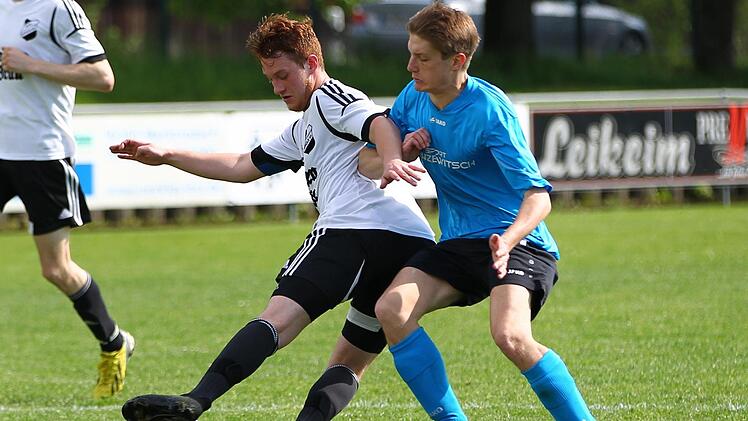 In dieser Szene hat Tobias Dubiel (rechts) vom FC Unter-/Oberrodach gegen Nico Pfalzgraf (ATSV Gehülz) zwar das Nachsehen, aber mit 34 Saisontoren führt er die vereinsinterne Rangliste überlegen an und ist der zweitbeste Torschütze der A-Klasse 5. Foto: Heinrich Weiß