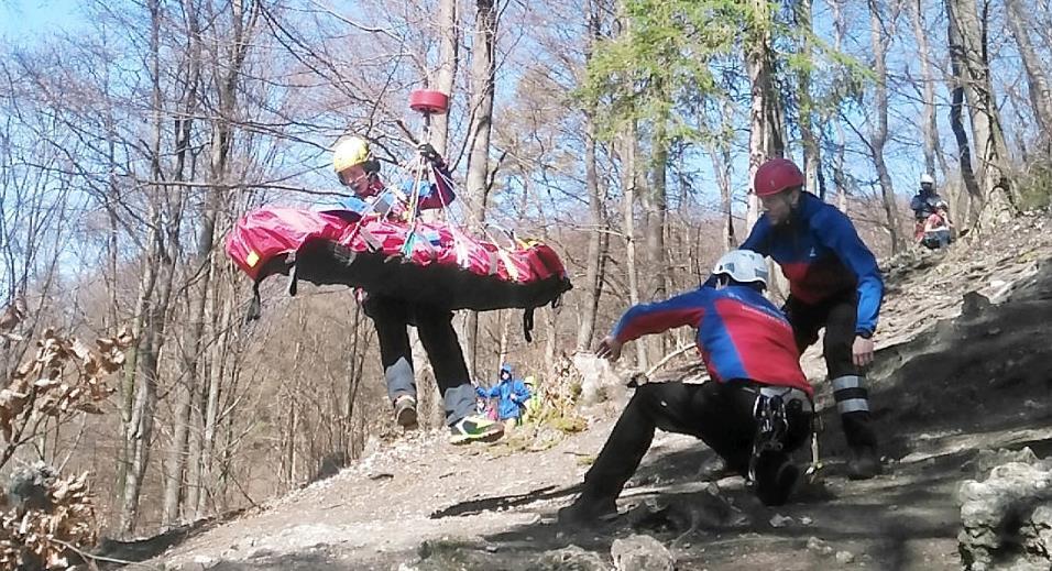 Sportler stürzt auf Felsvorsprung